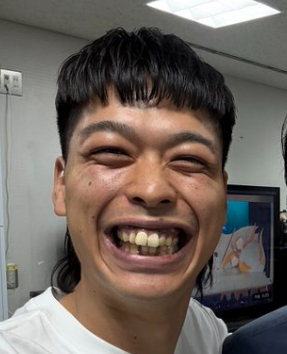 満面の笑みで写真に写るバッテリィズのエース