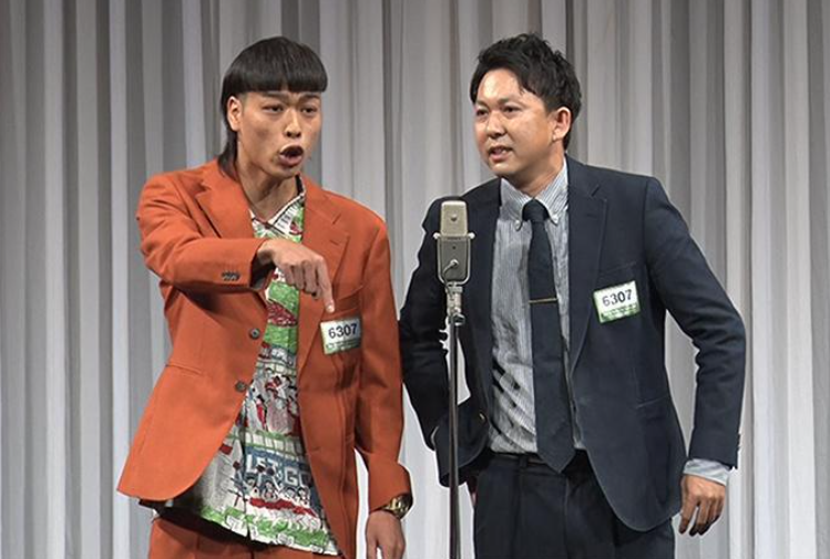 漫才をしているお笑い芸人のバッテリィズ