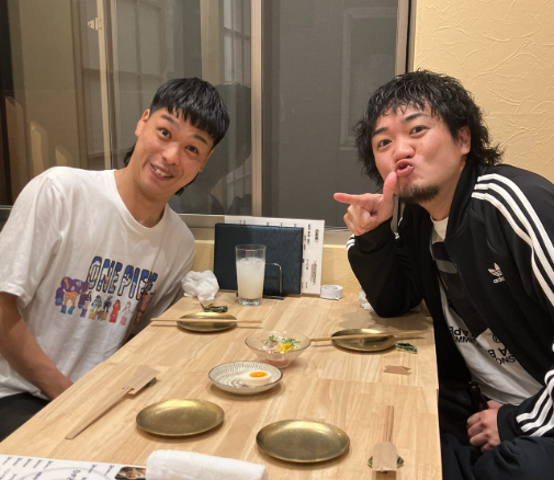 友達とお店で食事をしているバッテリィズのエース