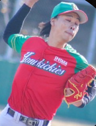 野球でボールを投げているバッテリィズのエース