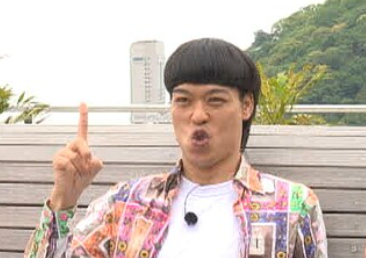 春日の有名なギャグ「トゥース!」をするバッテリィズのエースさん。