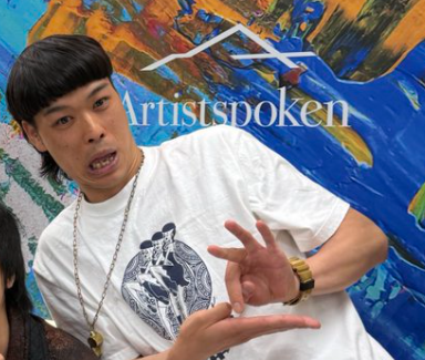 変顔をするバッテリィズのエース