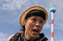ボートに乗って揺れに驚くバッテリィズのエース