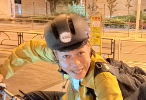 自転車に乗るバッテリィズのエース