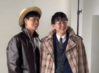 雑誌の撮影をしているバッテリィズの二人