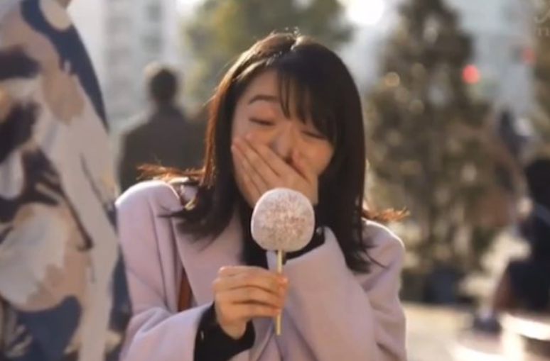 りんご飴を美味しそうに食べる上白石萌音