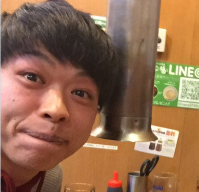 お店でご飯を食べている20歳の頃のエース