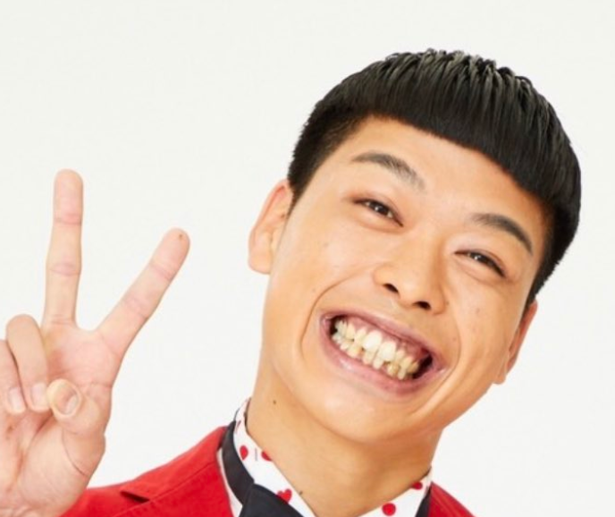 短い髪型でピースサインをするバッテリィズのエース