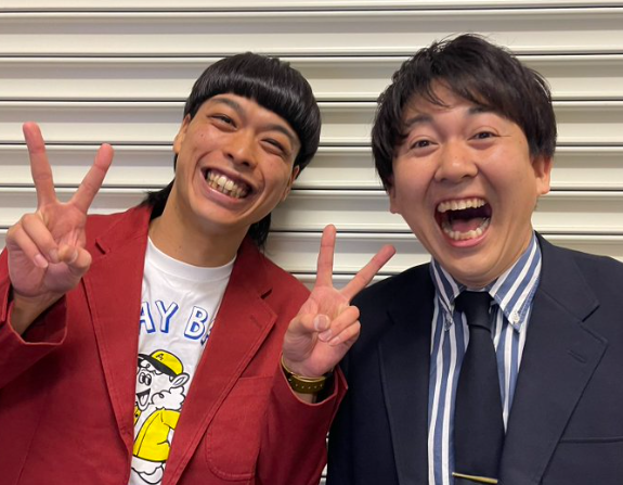 ピースサインをして寺家さんと笑顔で写るバッテリィズのエースさん
