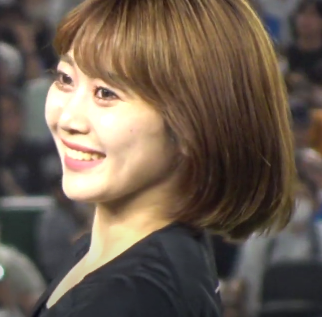 茶髪で髪の長い黒木芽依