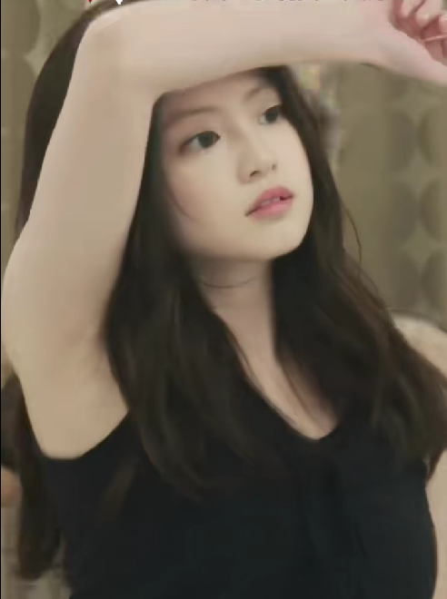 タンクトップで脇を見せる今田美桜