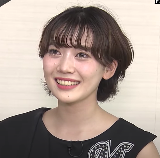 黒い服を着て笑う黒木芽依