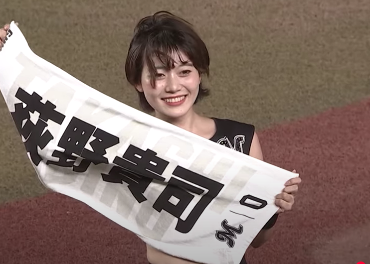 タオルを持って笑う黒木芽依