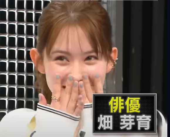 驚いて嬉しそうな畑芽育