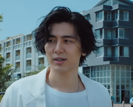 白い服を着て歌唱する藤井風