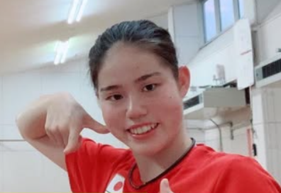 赤いウエアを着てポーズを決める栁澤明希