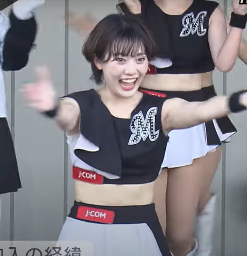お腹を出した衣装でチアリーダーをする黒木芽依