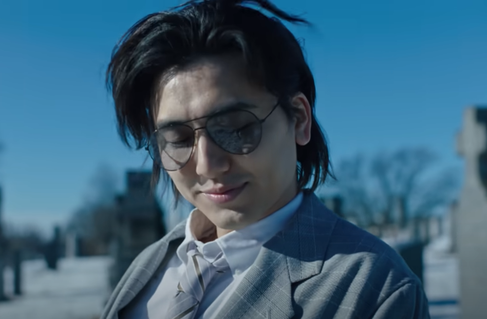 「満ちていく」のミュージックビデオでお父さんからもらったサングラスをかけている藤井風