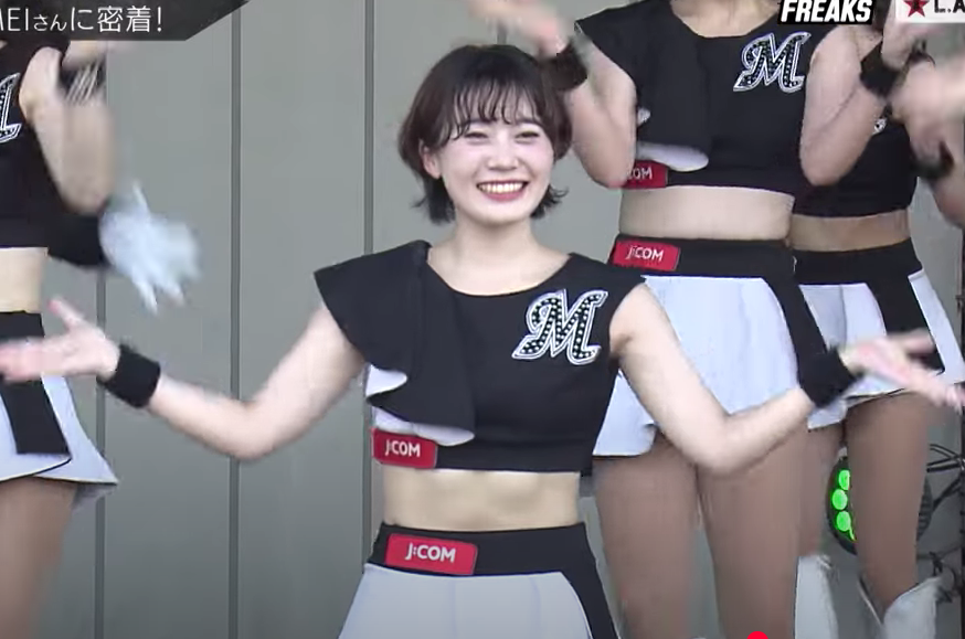 お腹を出した衣装でチアリーダーをする黒木芽依