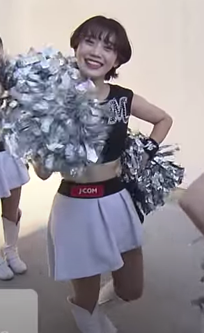 お腹を出した衣装でチアリーダーをする黒木芽依