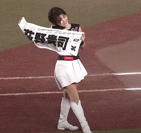 タオルを持って踊る黒木芽依