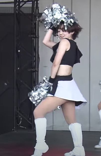 お腹を出した衣装でチアリーダーをする黒木芽依