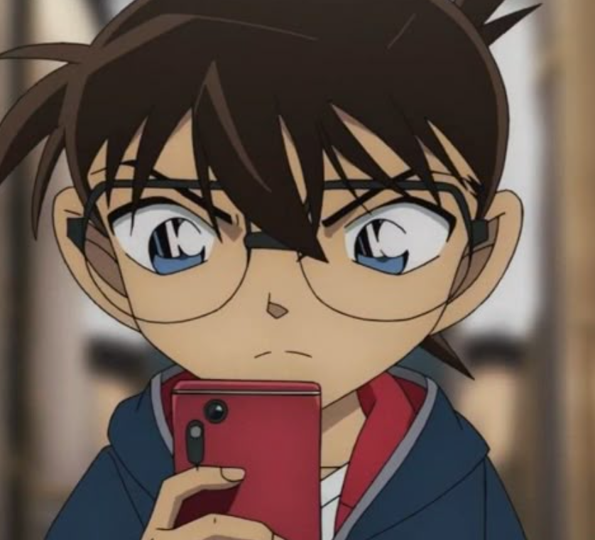 スマホを見つめるコナン君