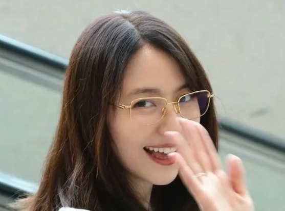 ゴールドフレームのメガネを掛けて手を降る長澤まさみ