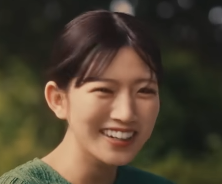 髪を結んできれいな歯並びを見せる村山美羽