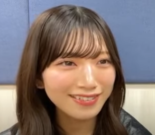 八重歯を見せて微笑む村山美羽