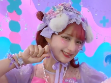 ポースを決めるしなこ