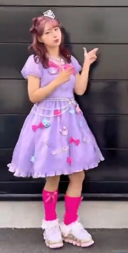 紫ワンピースを着るしなこちゃん