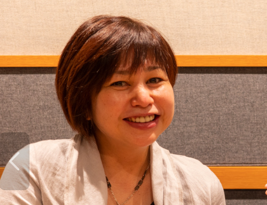 ショートヘアで笑う夏川りみ