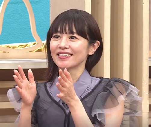 紫の衣装を着ているさとう珠緒