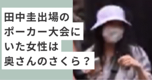 バケットハットをかぶった女性
