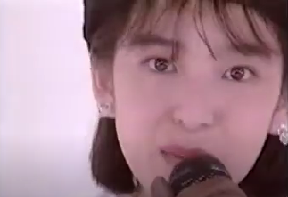 10代後半の頃の歌を歌っている穴井夕子