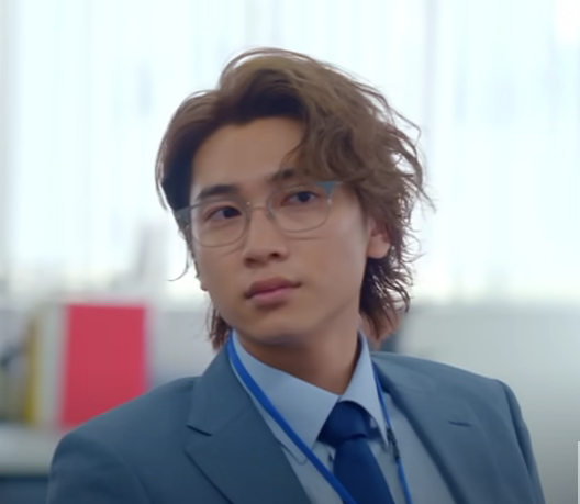 メガネをかけたスーツ姿の庄司浩平