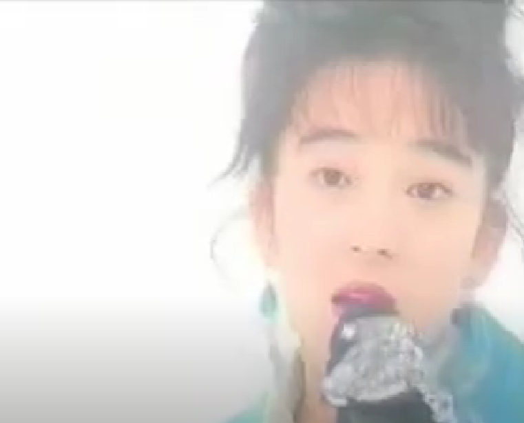 10代後半の頃の歌を歌っている穴井夕子