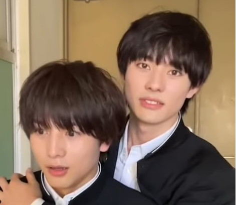 学ランを着ている柏木悠と前田拳太