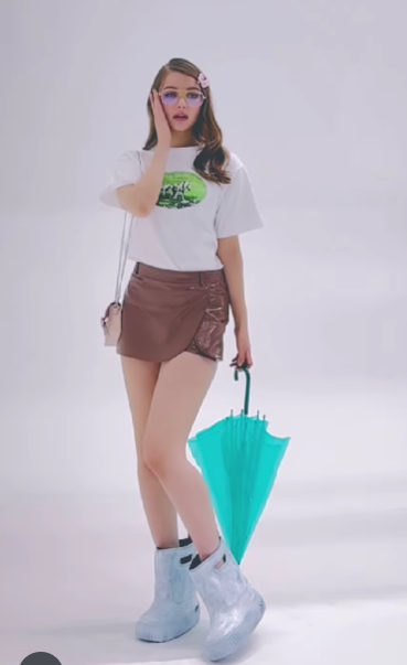 サングラスをかけて、ミニスカート履いている嵐莉菜