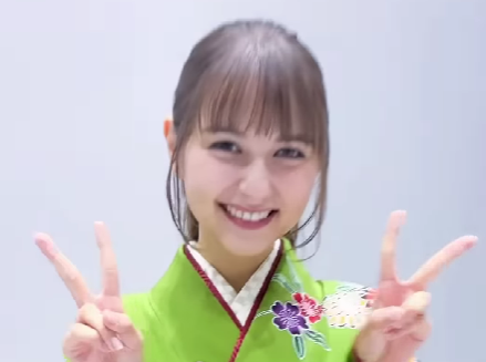 緑の袴を着た嵐莉菜