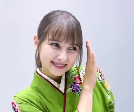緑の袴を着ている嵐莉菜