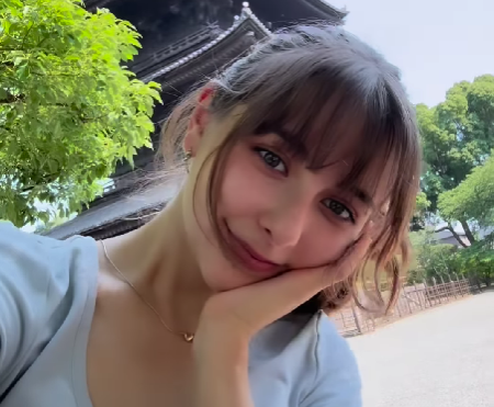 京都の城の前でポーズを取る嵐莉菜