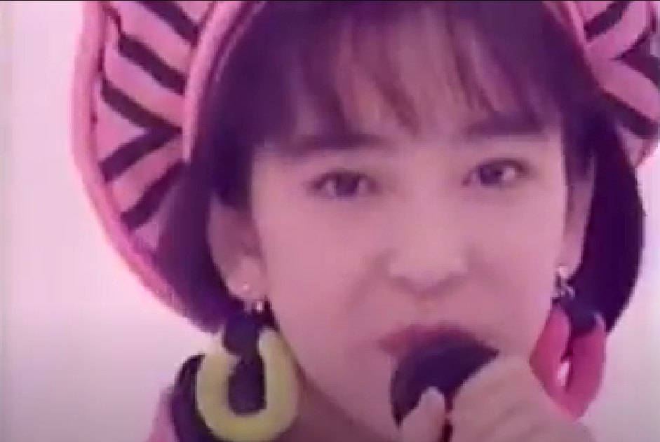 10代後半の頃の歌を歌っている穴井夕子