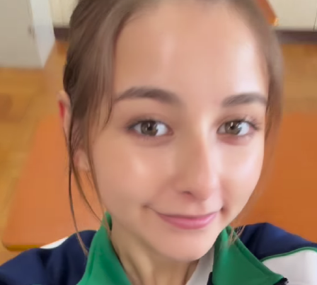 ジャージを着ている嵐莉菜
