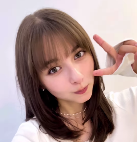 茶髪で髪を下ろした嵐莉菜