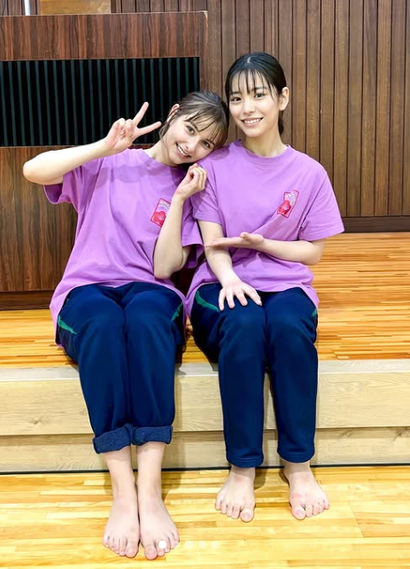 ジャージを着た嵐莉菜と當真あみ