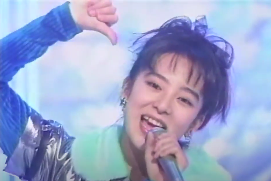 10代後半の頃の歌を歌っている穴井夕子