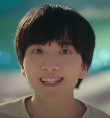 笑っている黒髪の板垣李光人
