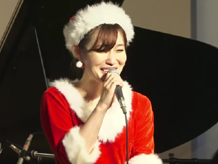 サンタの衣装を着て笑うさや氏